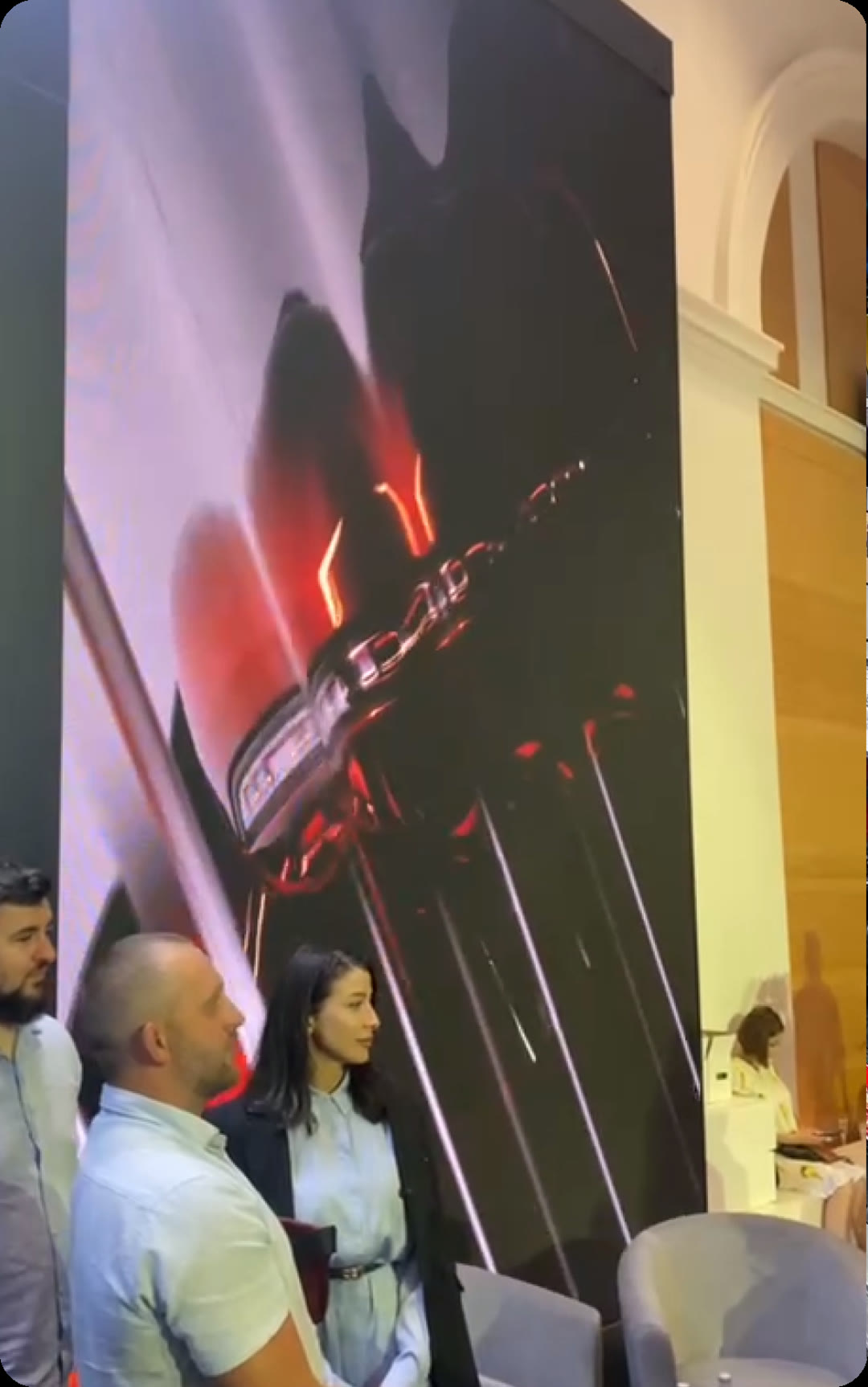 AURUS на большом экране с CG-визуализацией на мероприятии